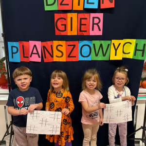 Przedszkolaki świętują Dzień Gier Planszowych.