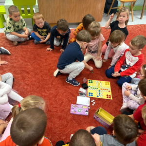 Przedszkolaki świętują Dzień Gier Planszowych.