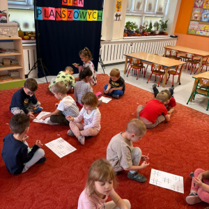Przedszkolaki świętują Dzień Gier Planszowych.