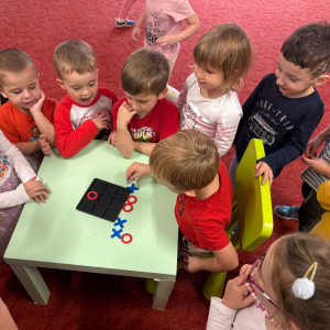 Przedszkolaki świętują Dzień Gier Planszowych.