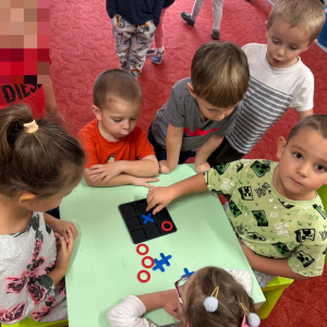 Przedszkolaki świętują Dzień Gier Planszowych.