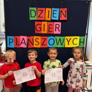 Przedszkolaki świętują Dzień Gier Planszowych.