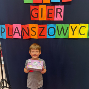 Przedszkolaki świętują Dzień Gier Planszowych.