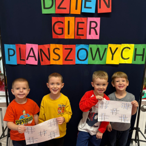 Przedszkolaki świętują Dzień Gier Planszowych.