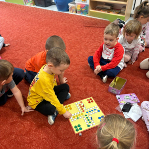 Przedszkolaki świętują Dzień Gier Planszowych.