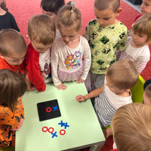 Przedszkolaki świętują Dzień Gier Planszowych.