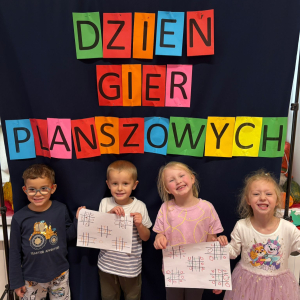 Przedszkolaki świętują Dzień Gier Planszowych.