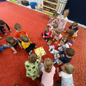 Przedszkolaki świętują Dzień Gier Planszowych.