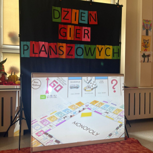 Przedszkolaki świętują Dzień Gier Planszowych.