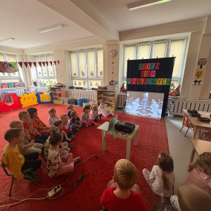 Przedszkolaki świętują Dzień Gier Planszowych.