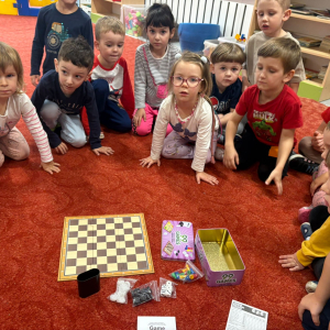 Przedszkolaki świętują Dzień Gier Planszowych.