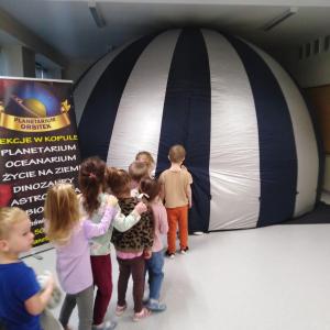 Pokaz mobilnego planetarium „Orbitek”. 