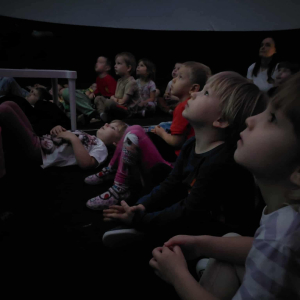 Pokaz mobilnego planetarium „Orbitek”. 