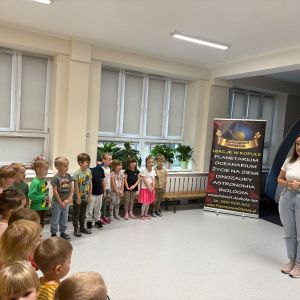 Pokaz mobilnego planetarium „Orbitek”. 