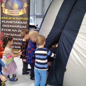 Pokaz mobilnego planetarium „Orbitek”. 