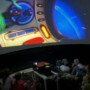 Pokaz mobilnego planetarium „Orbitek”. 