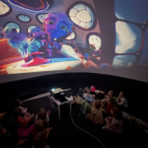 Pokaz mobilnego planetarium „Orbitek”. 