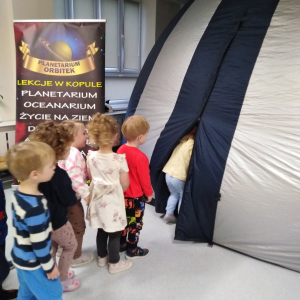 Pokaz mobilnego planetarium „Orbitek”. 