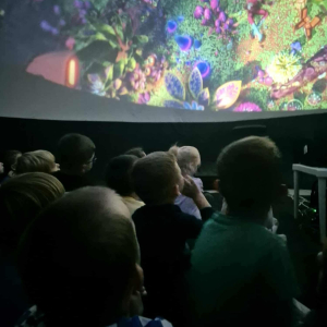 Pokaz mobilnego planetarium „Orbitek”. 