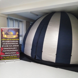 Pokaz mobilnego planetarium „Orbitek”. 
