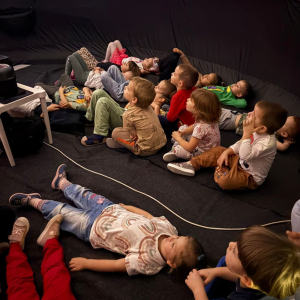 Pokaz mobilnego planetarium „Orbitek”. 