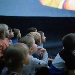 Pokaz mobilnego planetarium „Orbitek”. 