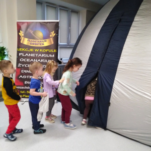 Pokaz mobilnego planetarium „Orbitek”. 