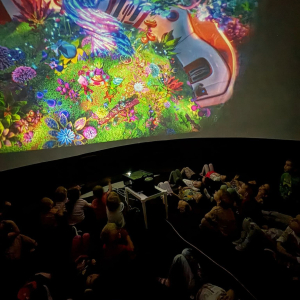  Pokaz mobilnego planetarium „Orbitek”. 