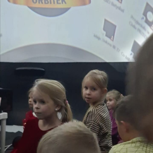 Pokaz mobilnego planetarium „Orbitek”. 