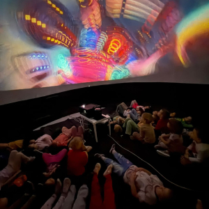 Pokaz mobilnego planetarium „Orbitek”. 