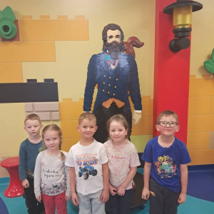 Dzieci uczestniczą w wycieczce do „Bajki Pana Kleksa” w Katowicach.