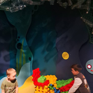 Dzieci uczestniczą w wycieczce do „Bajki Pana Kleksa” w Katowicach.