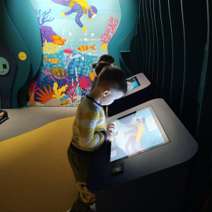 Dzieci uczestniczą w wycieczce do „Bajki Pana Kleksa” w Katowicach.