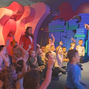 Dzieci uczestniczą w wycieczce do „Bajki Pana Kleksa” w Katowicach.