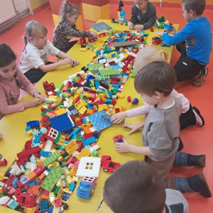 Dzieci uczestniczą w wycieczce do „Bajki Pana Kleksa” w Katowicach.