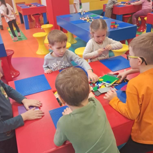 Dzieci uczestniczą w wycieczce do „Bajki Pana Kleksa” w Katowicach.