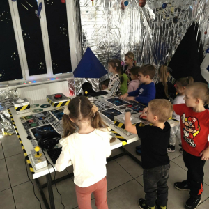 Dzieci uczestniczą w wycieczce do „Bajki Pana Kleksa” w Katowicach.