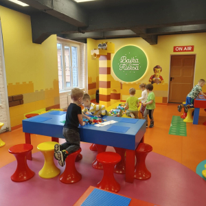 Dzieci uczestniczą w wycieczce do „Bajki Pana Kleksa” w Katowicach.