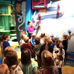 Dzieci uczestniczą w wycieczce do „Bajki Pana Kleksa” w Katowicach.