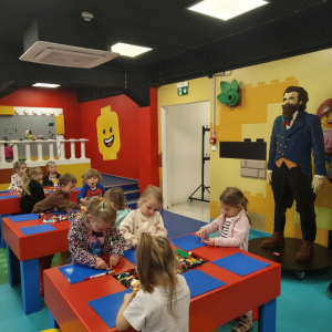 Dzieci uczestniczą w wycieczce do „Bajki Pana Kleksa” w Katowicach.