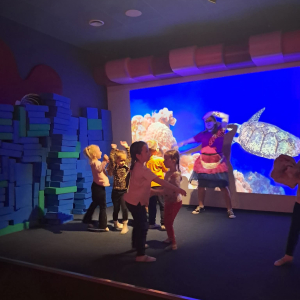 Dzieci uczestniczą w wycieczce do „Bajki Pana Kleksa” w Katowicach.