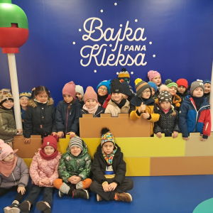 Dzieci uczestniczą w wycieczce do „Bajki Pana Kleksa” w Katowicach.