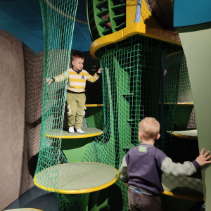 Dzieci uczestniczą w wycieczce do „Bajki Pana Kleksa” w Katowicach.