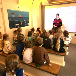 Dzieci uczestniczą w wycieczce do „Bajki Pana Kleksa” w Katowicach.