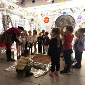 Dzieci uczestniczą w wycieczce do „Bajki Pana Kleksa” w Katowicach.