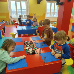 Dzieci uczestniczą w wycieczce do „Bajki Pana Kleksa” w Katowicach.