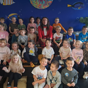 Dzieci uczestniczą w wycieczce do „Bajki Pana Kleksa” w Katowicach.