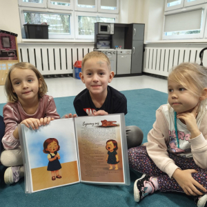 Dzieci realizują projekt " Z Marzynką w chmurach, z Celkiem na ziemi". 