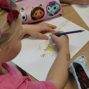 Dzieci realizują projekt " Z Marzynką w chmurach, z Celkiem na ziemi". 