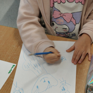 Dzieci realizują projekt " Z Marzynką w chmurach, z Celkiem na ziemi". 